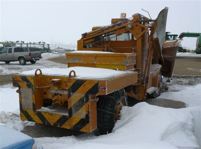 http://www.badgoat.net/Old Snow Plow Equipment/Trucks/Oshkosh Plow Trucks/Town of Wately 1948 Oshkosh/GW650H480-2.jpg